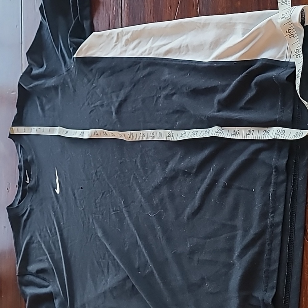 2 pc Nike tee shirts. One navy and white. Other black - Picture 16 of 16